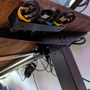 Kabelorganiser til USB-kabler under skrivebordet