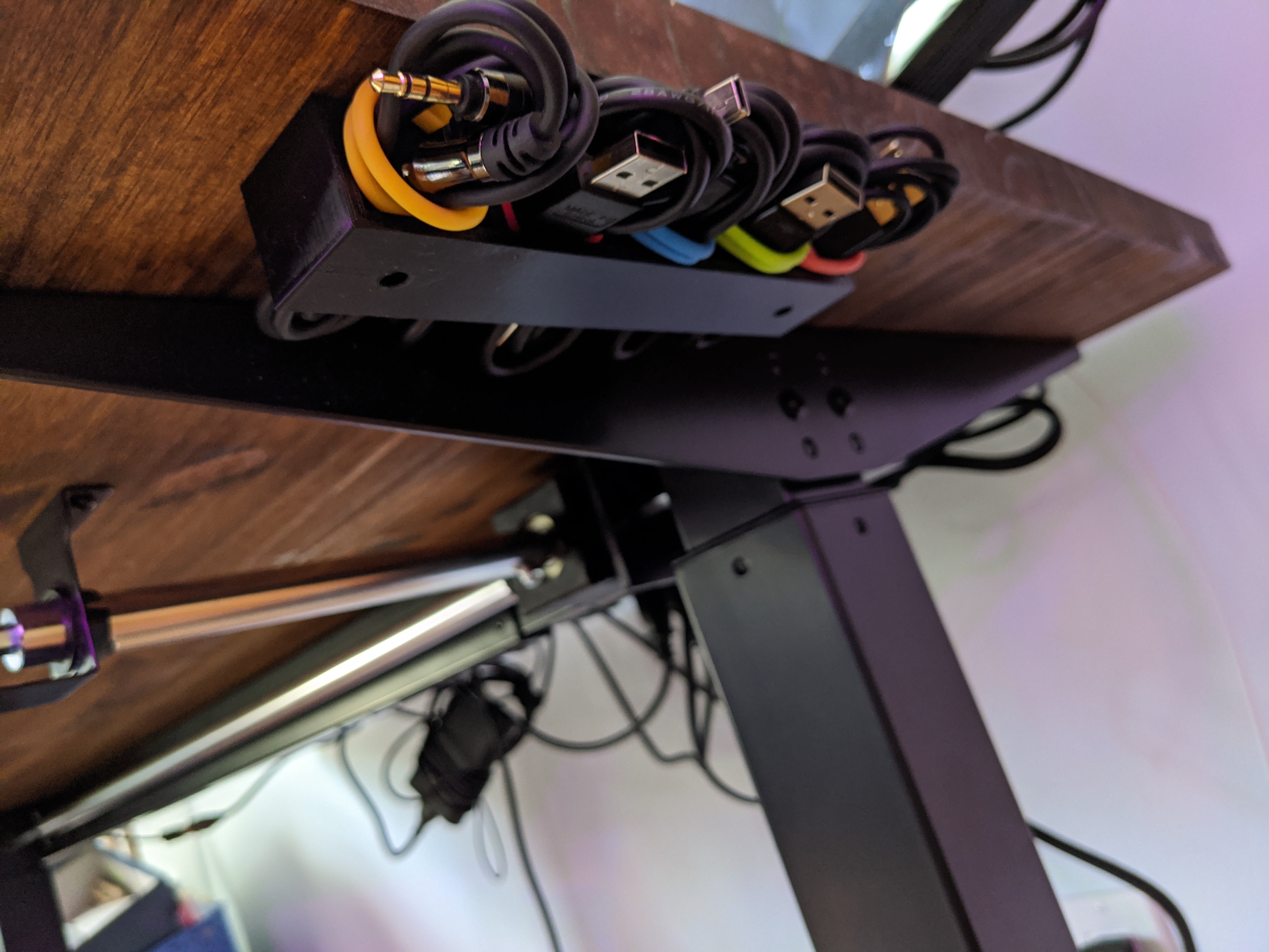 Kabelorganiser til USB-kabler under skrivebordet
