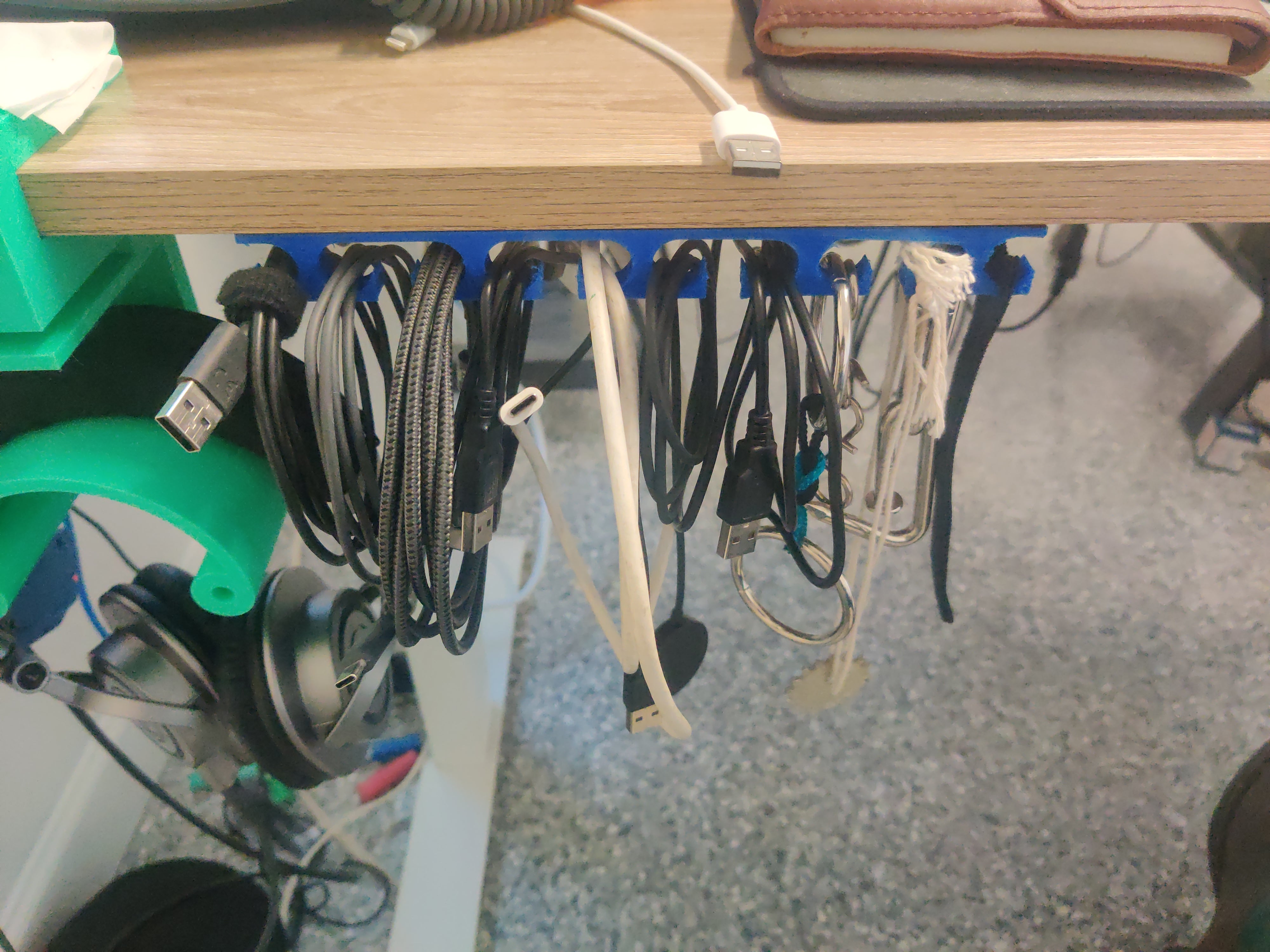 USB-kabelorganisator til skrivebordet