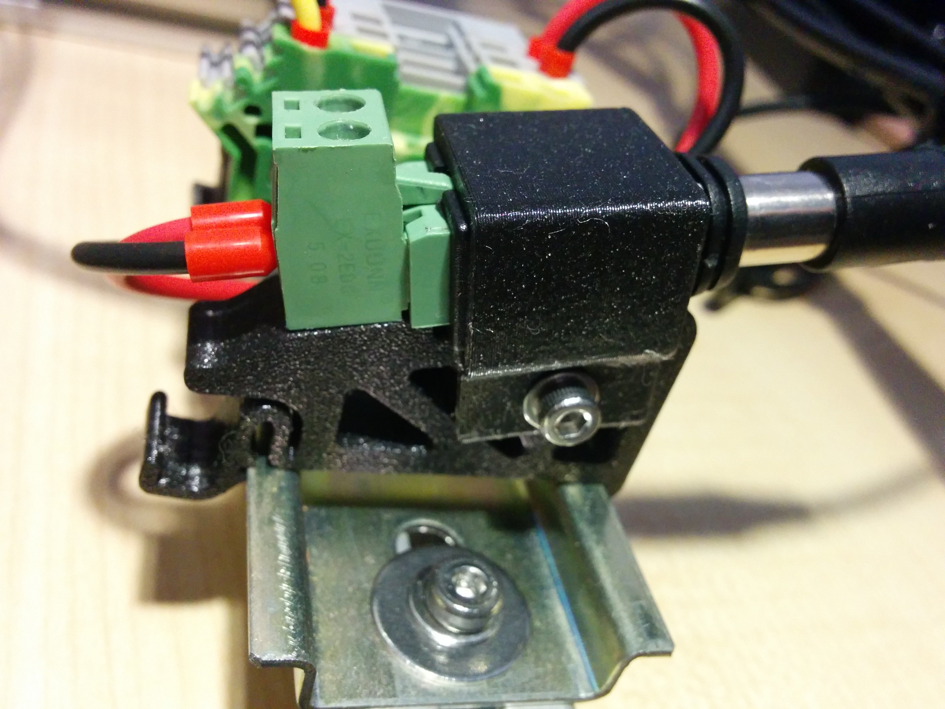 DIN-skinnebeslag til Barrel Jack-adapter