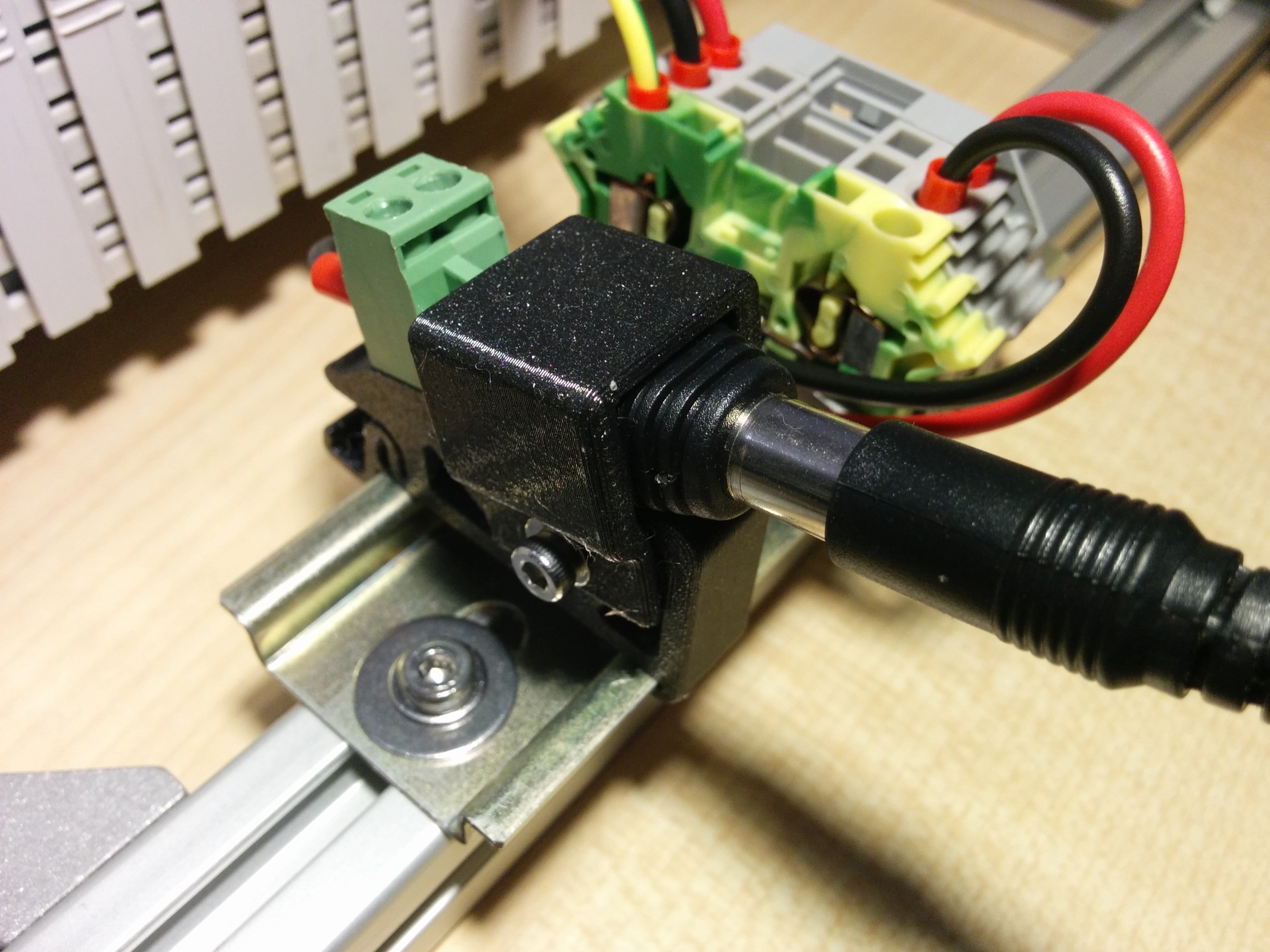 DIN-skinnebeslag til Barrel Jack-adapter