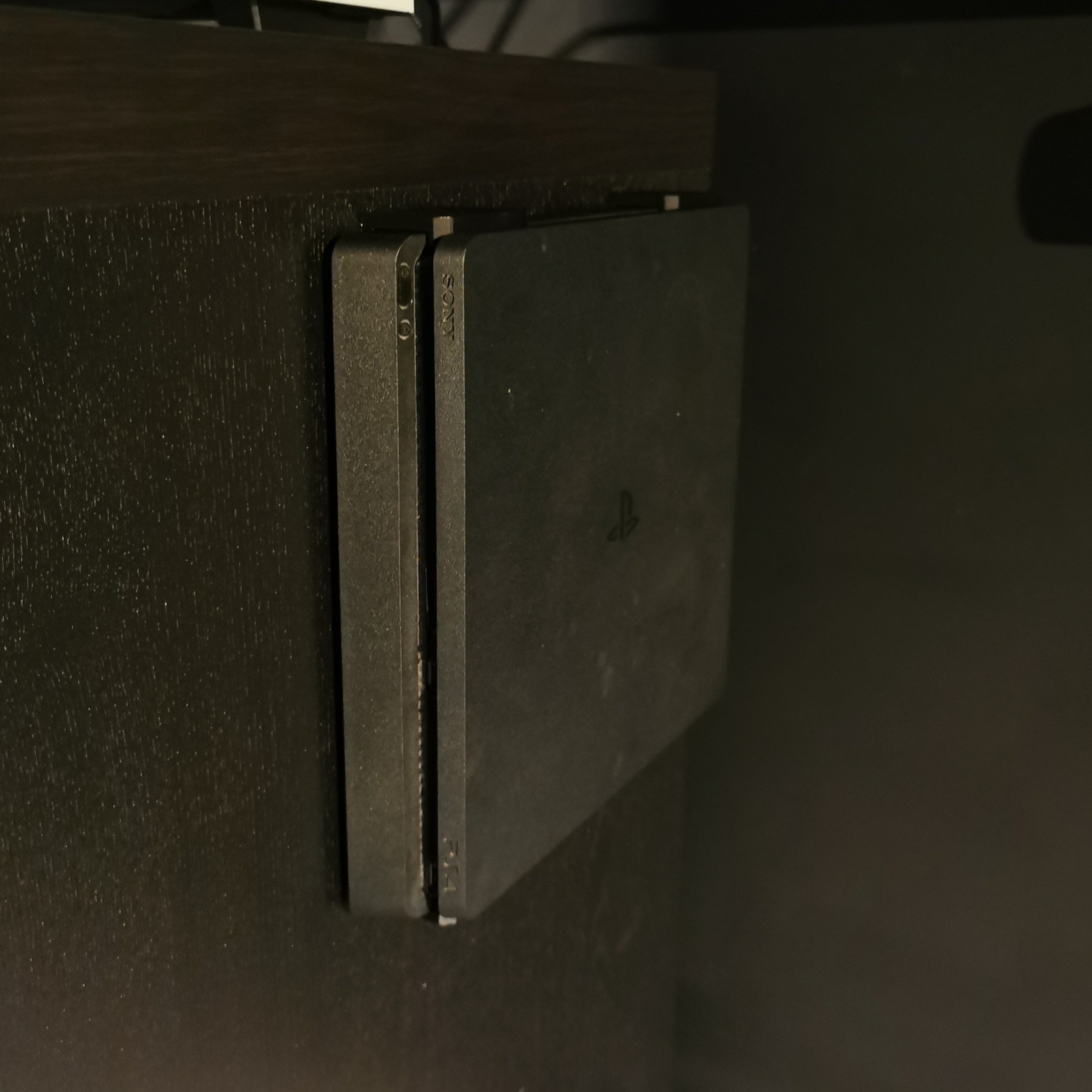 Vægmontering til PS4 Slim