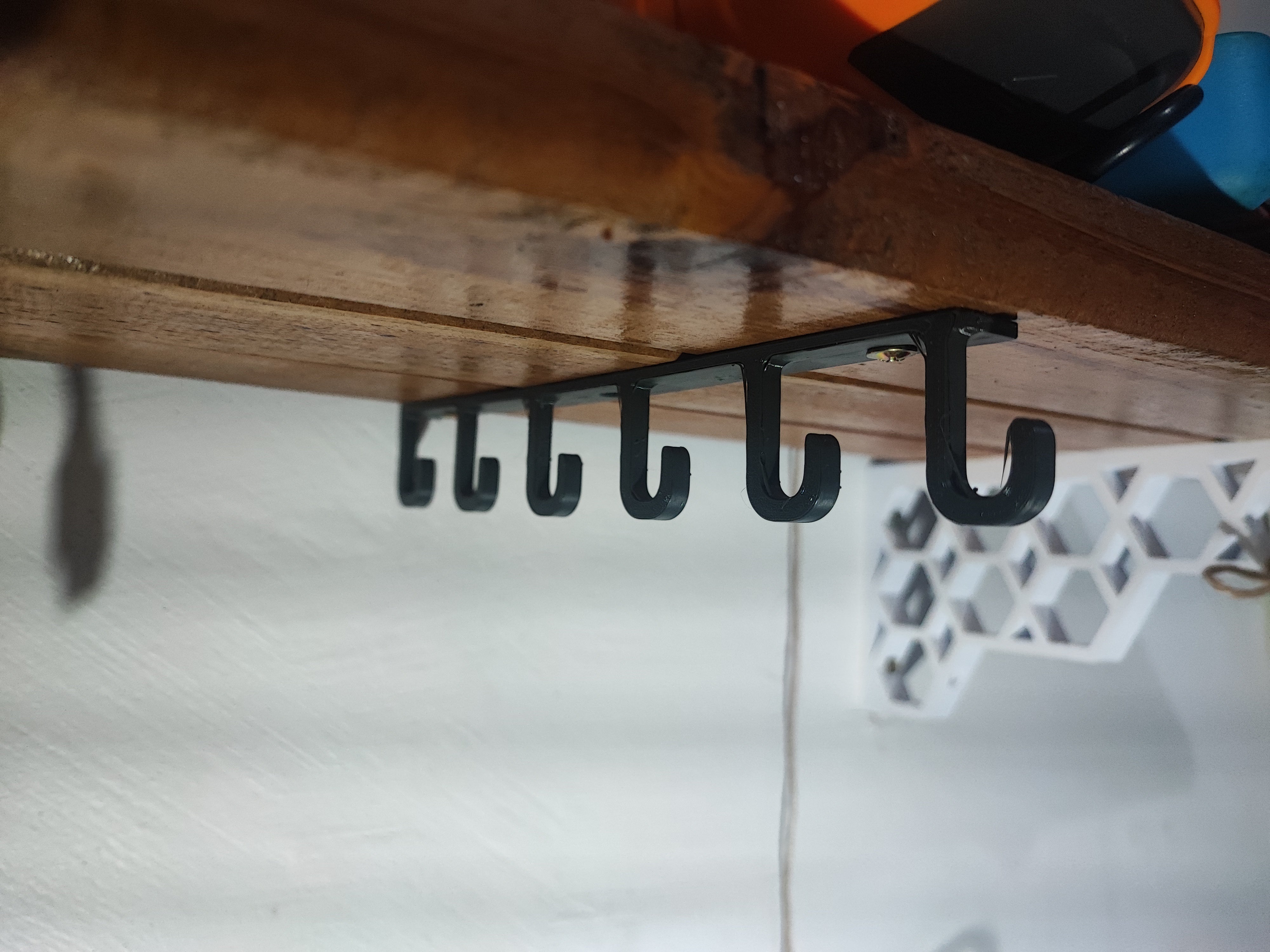 Under Hylde Kabelholder og Krog