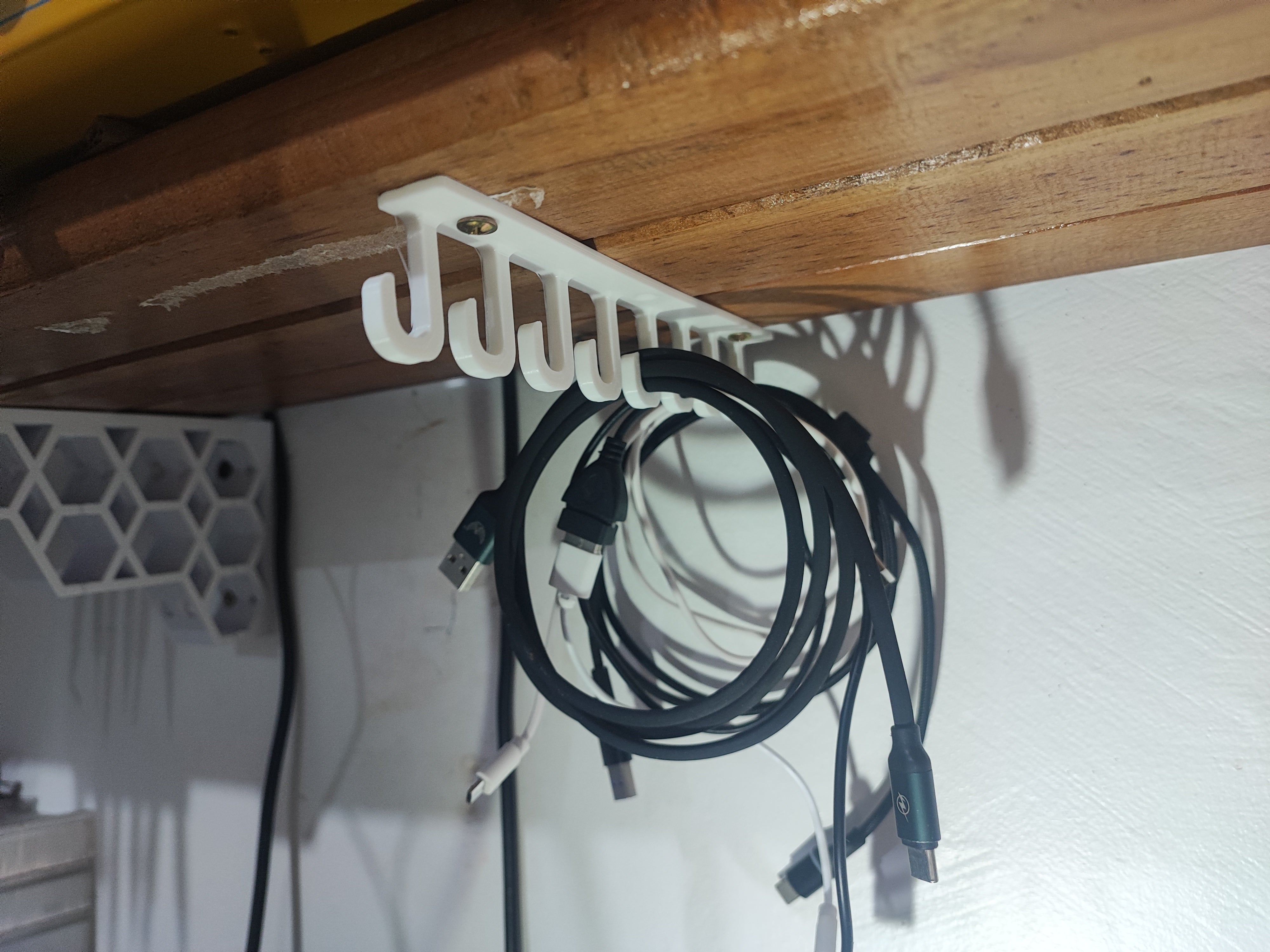 Under Hylde Kabelholder og Krog