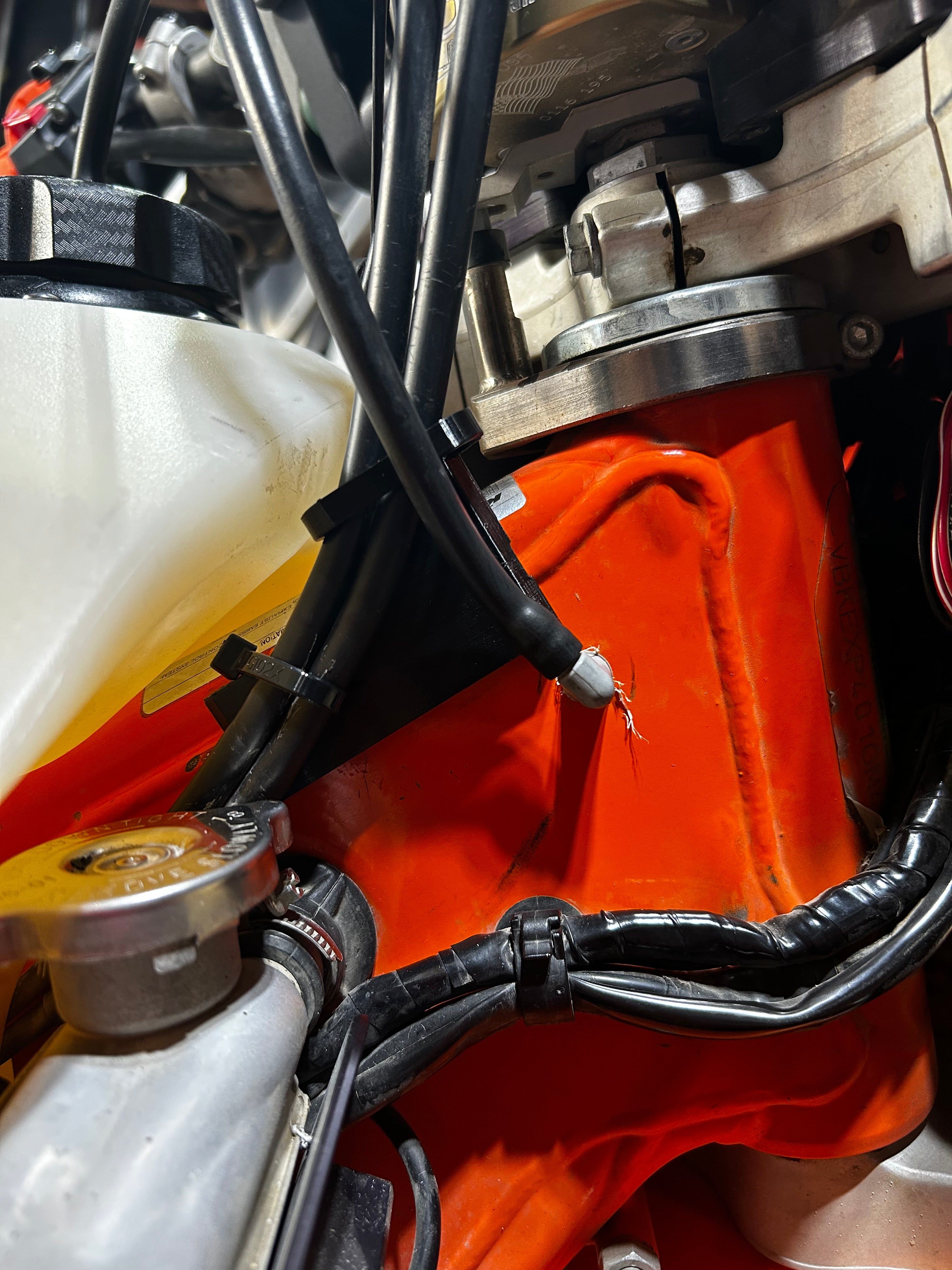 KTM 500 Kabelfeste til Gaswire - Beskyttende montering til dirtbike