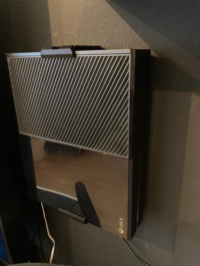 Robust Xbox One Vægmontering med 2 Skruer for Øget Stabilitet