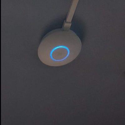 Væg- og loftmonteringsbeslag til Ubiquiti Unifi ac lite med 15/17mm PVC-Kabelbakkeindsats