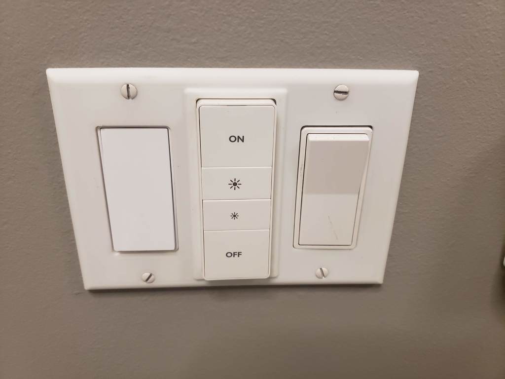 3-gangs lyskontaktplade med central holder til Philips Hue fjernbetjening