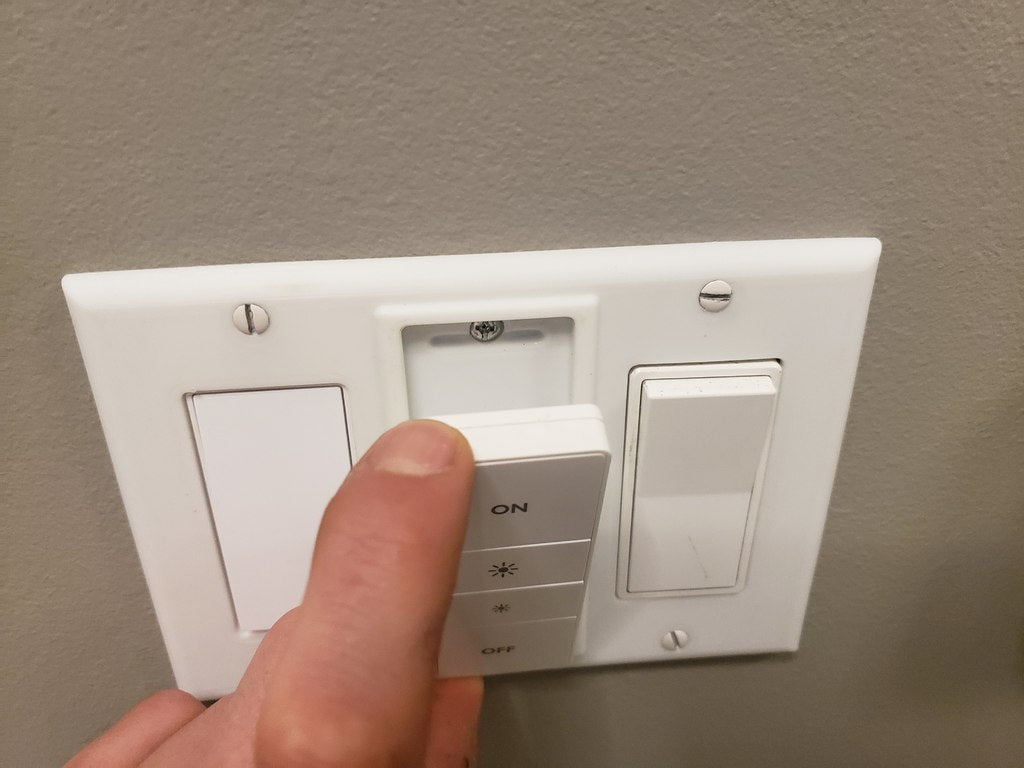 3-gangs lyskontaktplade med central holder til Philips Hue fjernbetjening