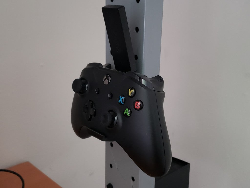 Xbox One vægmontering med skruehuller og USB-slot til modtager