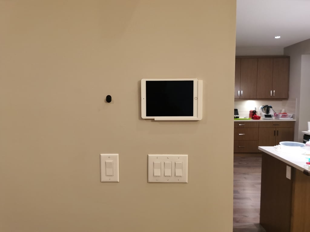 Asymmetrisk iPad-vægmontering med opladningsfunktion og aftagelig holder