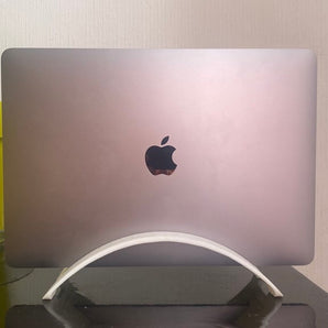 BookArc: Pladsbesparende Vertikal Stand til MacBook Pro 13"