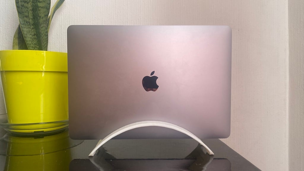 BookArc: Pladsbesparende Vertikal Stand til MacBook Pro 13"