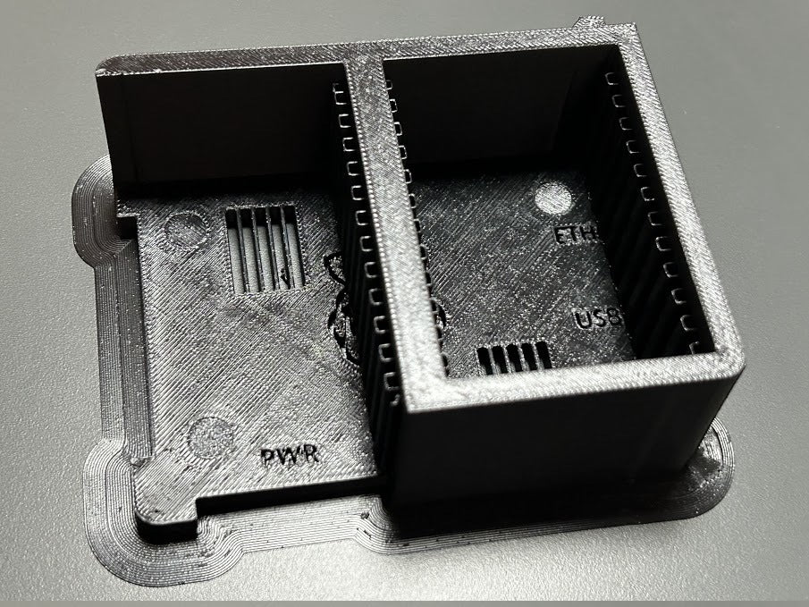 35mm DIN skinnebeslag til Raspberry Pi 4 i FLIRC-kabinet