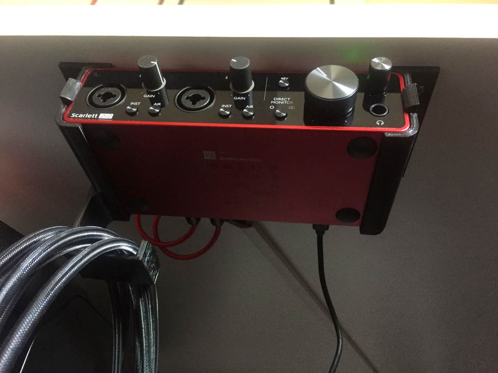 Focusrite Scarlett 2i2 3. Gen Beslag med Kabelstyring