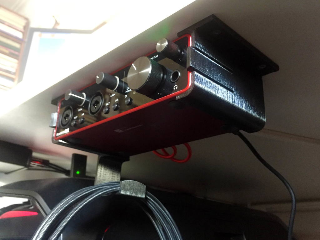 Focusrite Scarlett 2i2 3. Gen Beslag med Kabelstyring