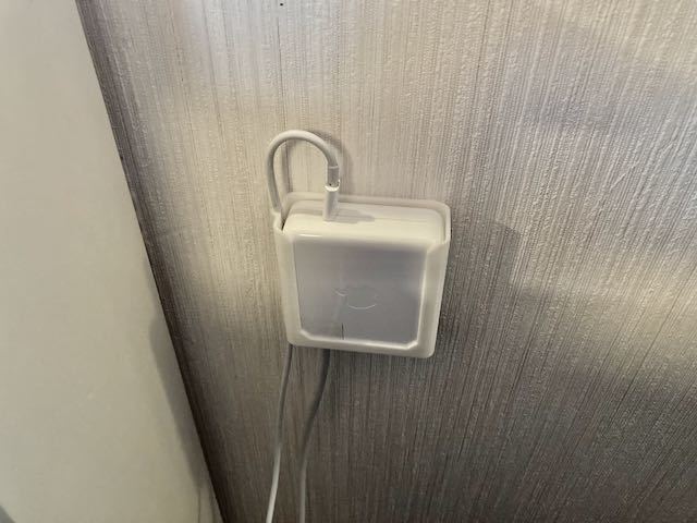 Macbook USB-C oplader vægbeslag