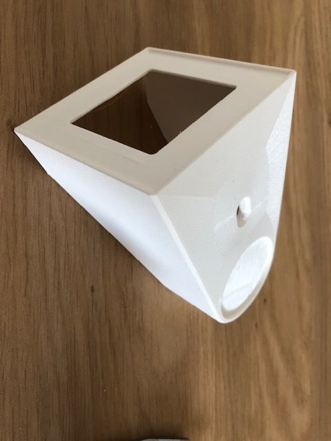 Vægmontering til HomePod Mini ved stikkontakt