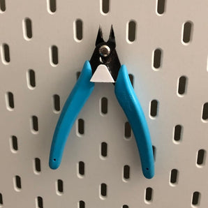 Praktisk Holder til Wire Snips for IKEA Skadis Vægplade