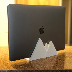 Vertikal MacBook Pro Stand – 15-tommer (2018) med Bjergdesign