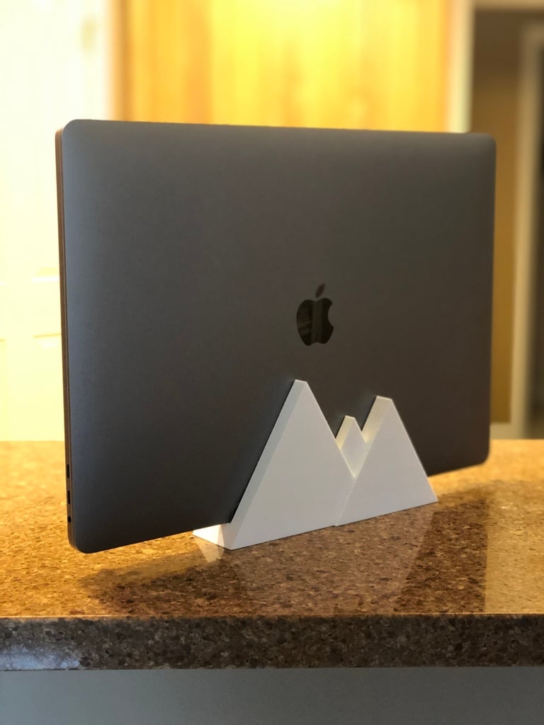 Vertikal MacBook Pro Stand – 15-tommer (2018) med Bjergdesign
