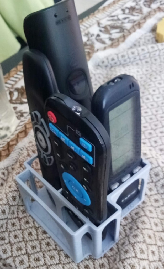 Fjernbetjeningsholder med indbygget smartphone-stativ
