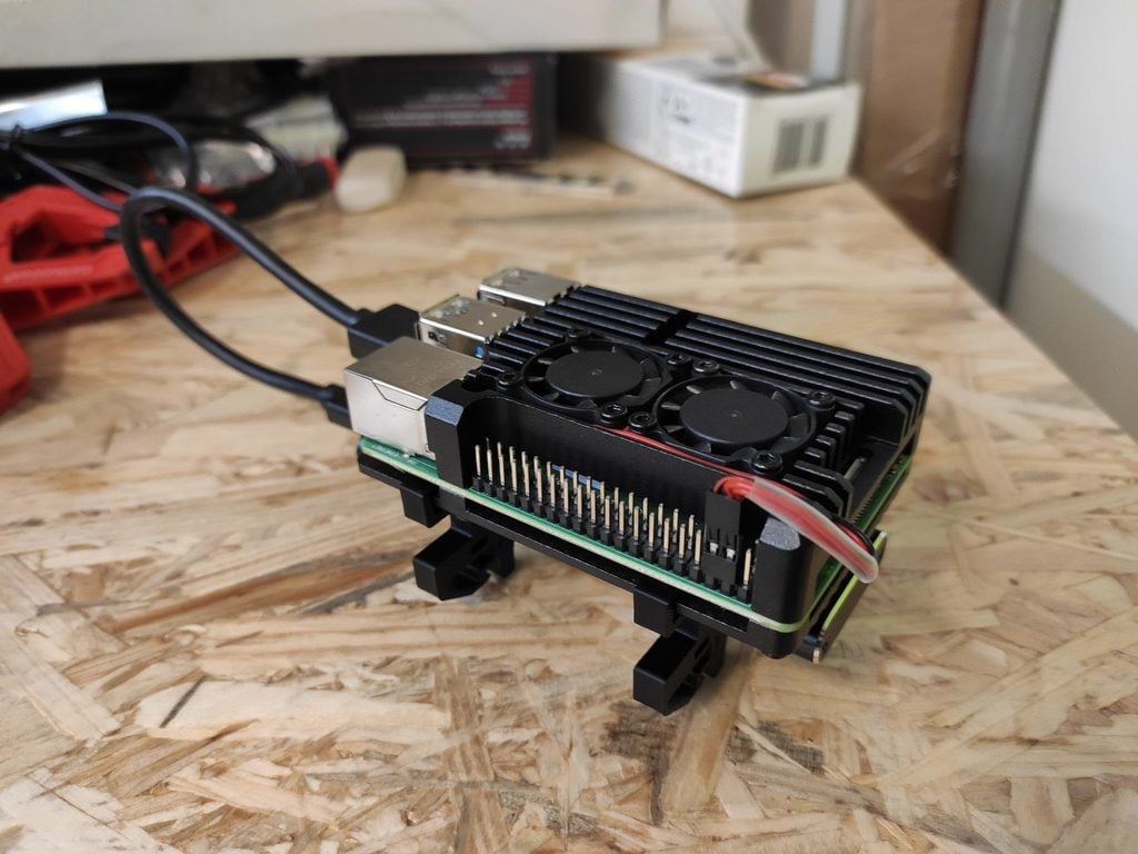 DIN-skinnebeslag til Raspberry Pi 4 med Armor Case