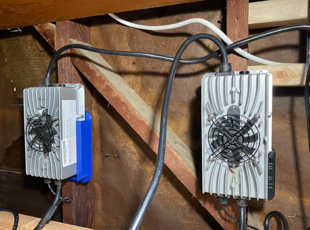 Vægmontering til Sur-Ron Oplader (Sort Ledning) med Valgfri Stikholder