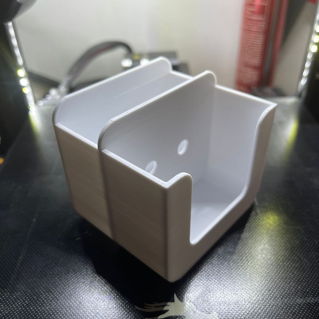 Diskret holder til Samsung Odyssey G5 strømadapter under skrivebordet