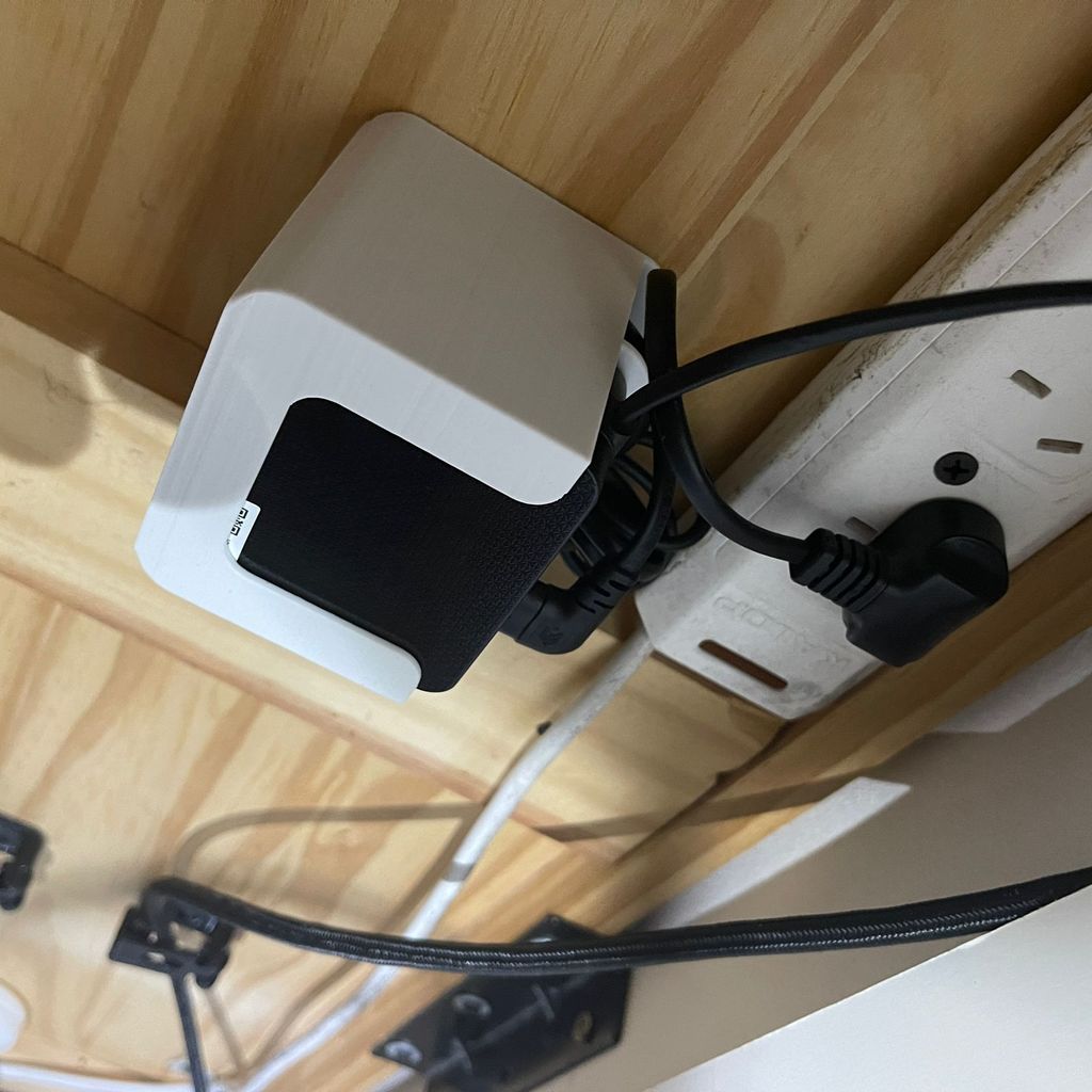Diskret holder til Samsung Odyssey G5 strømadapter under skrivebordet