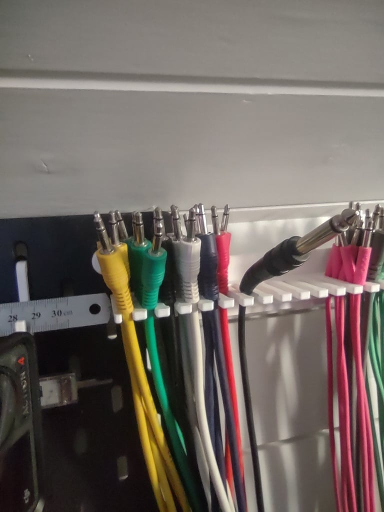 Skadis Eurorack Kabelholder