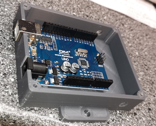 Arduino kassen med monteringsflapper og låg til DM DIYMORE klon