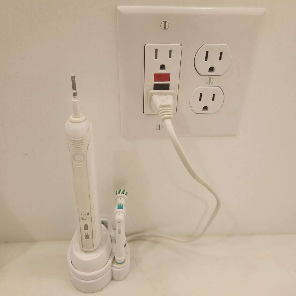 Oral B Vægbeslag til Tandbørsteoplader med Kabelstyring