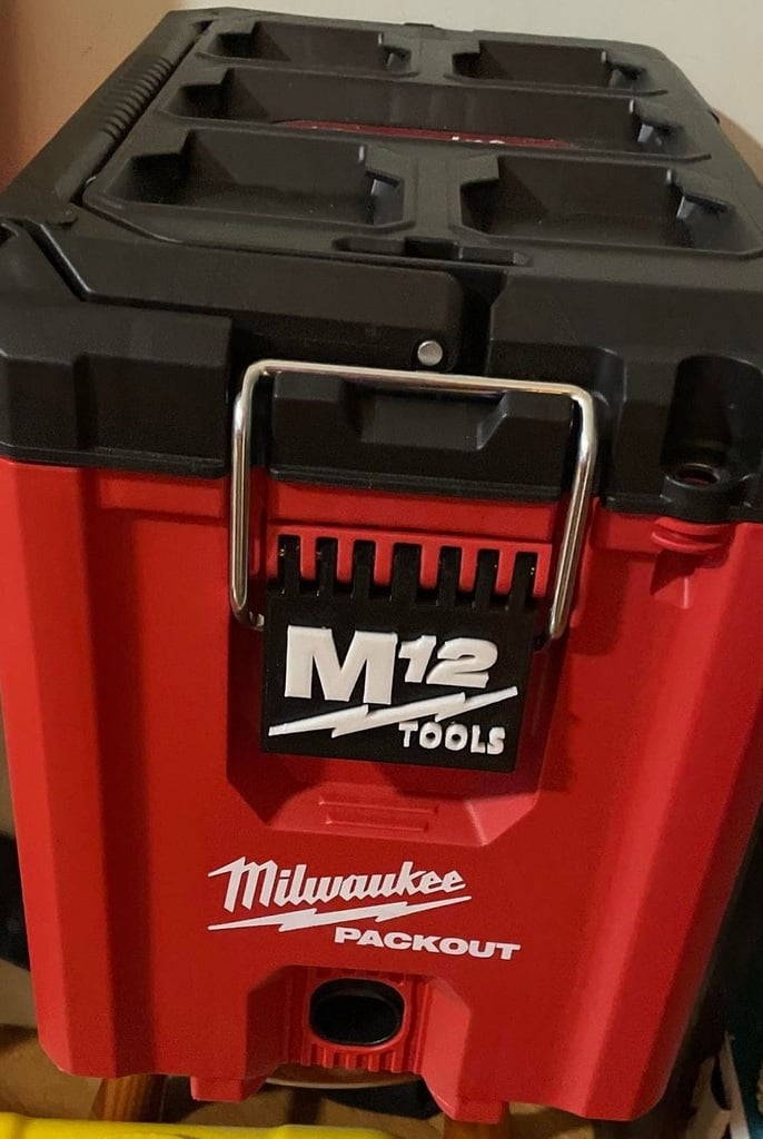 Milwaukee Packout Lås med M12 Logo til Kompakt Værktøjskasse