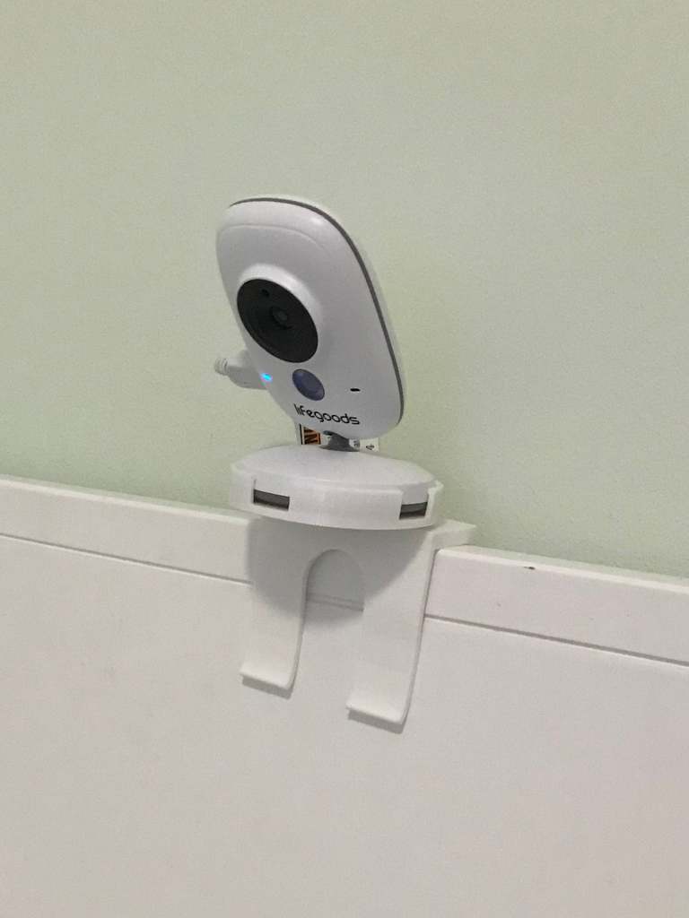 Kamerabeslag til babyalarm med forskudt hul