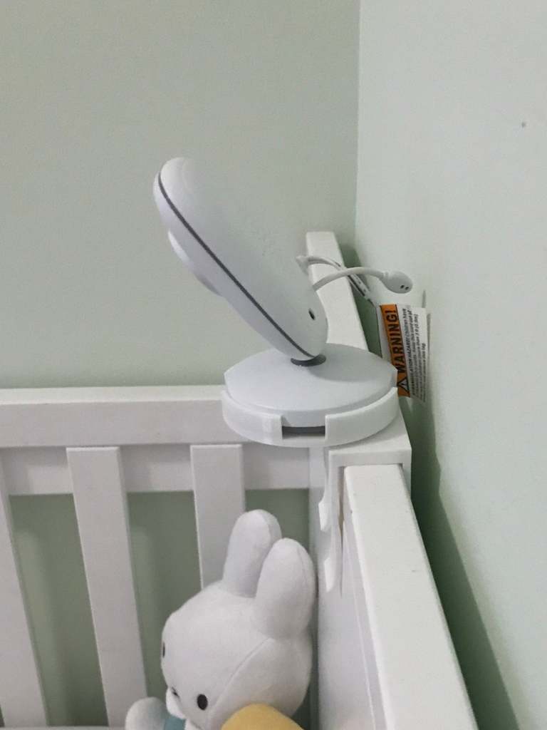 Kamerabeslag til babyalarm med forskudt hul