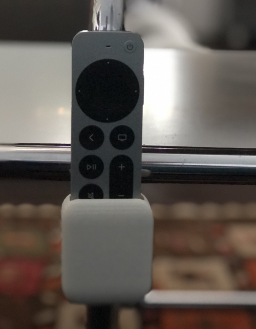 Holder til Apple TV 4K fjernbetjening til stålpipe møbler