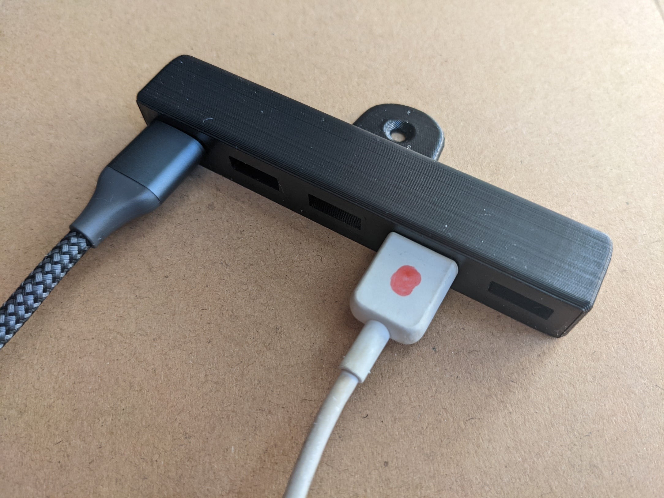 Vægholder til USB-kabler med 5 pladser