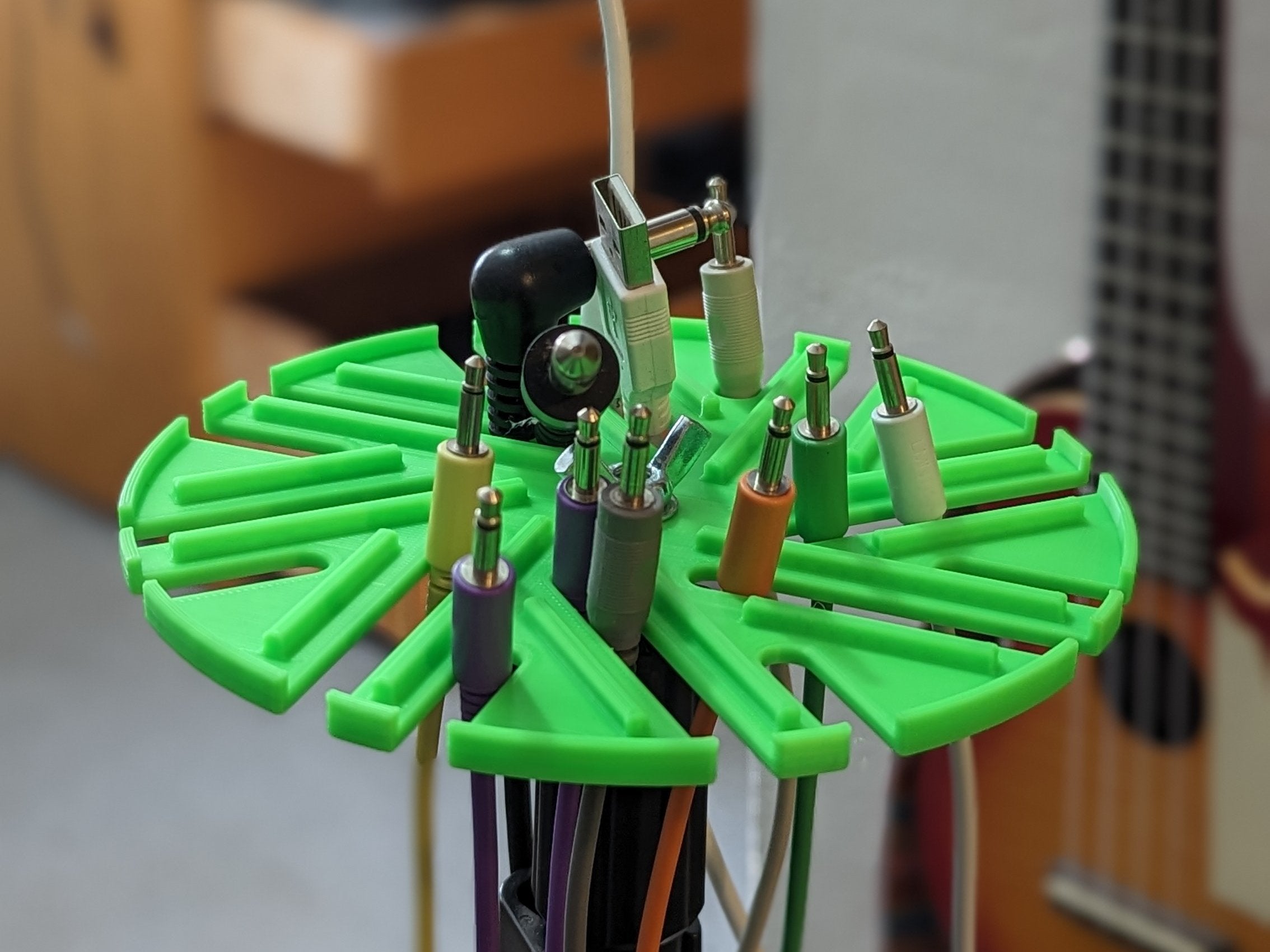 Kabelophæng til Synth og Korte Kabler
