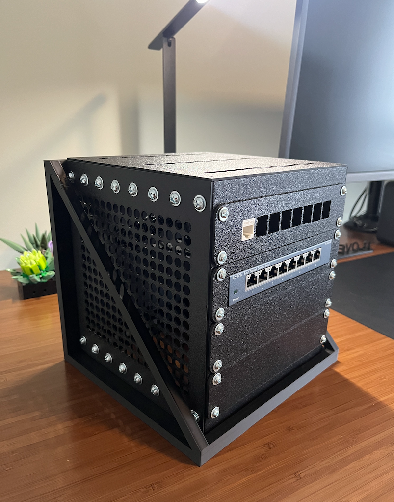 Vægmontering/hylde til Mini server rack