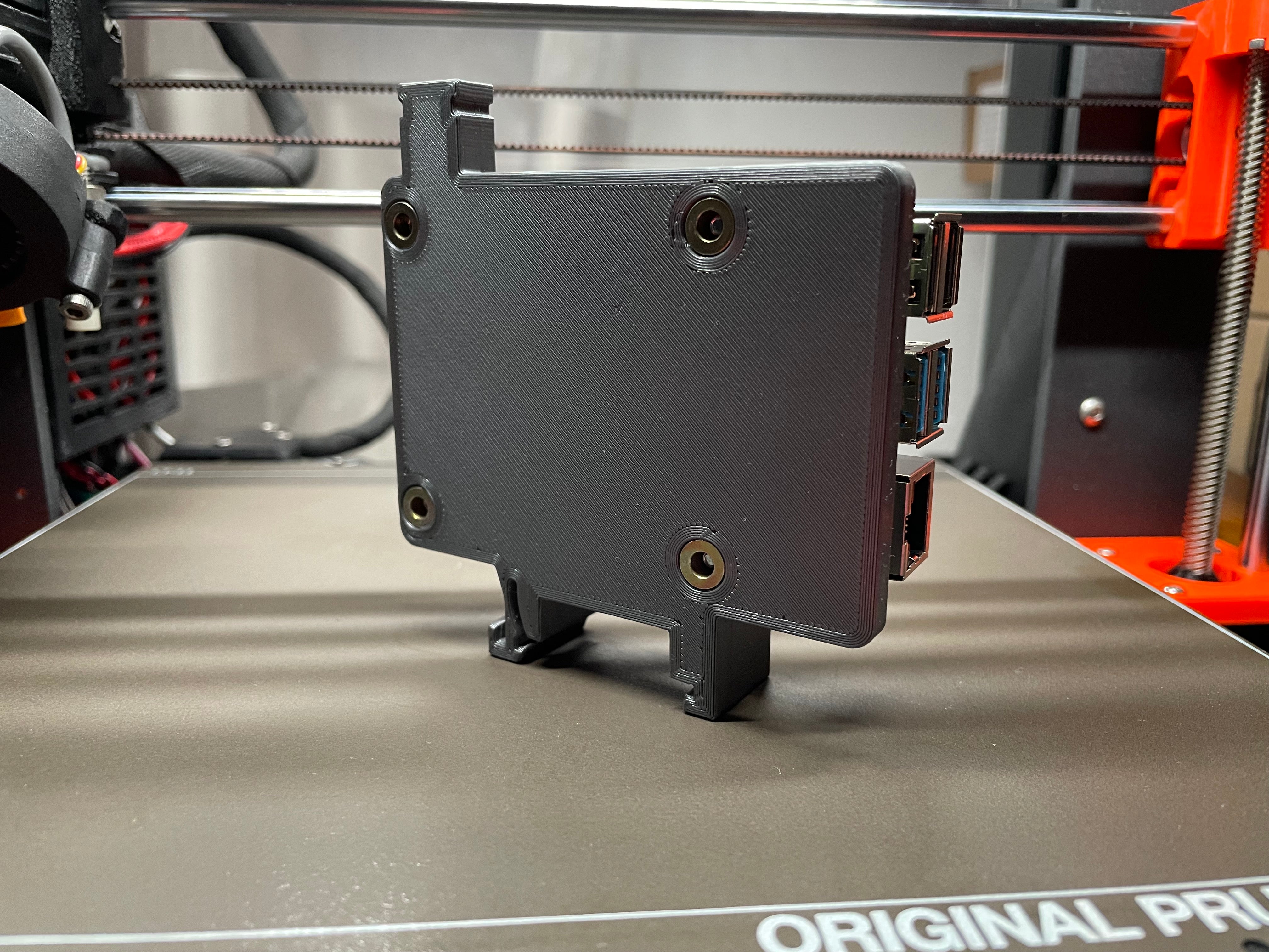 Raspberry Pi 4 / Pi 5 DIN-skinne holder med M3 rivet nuts