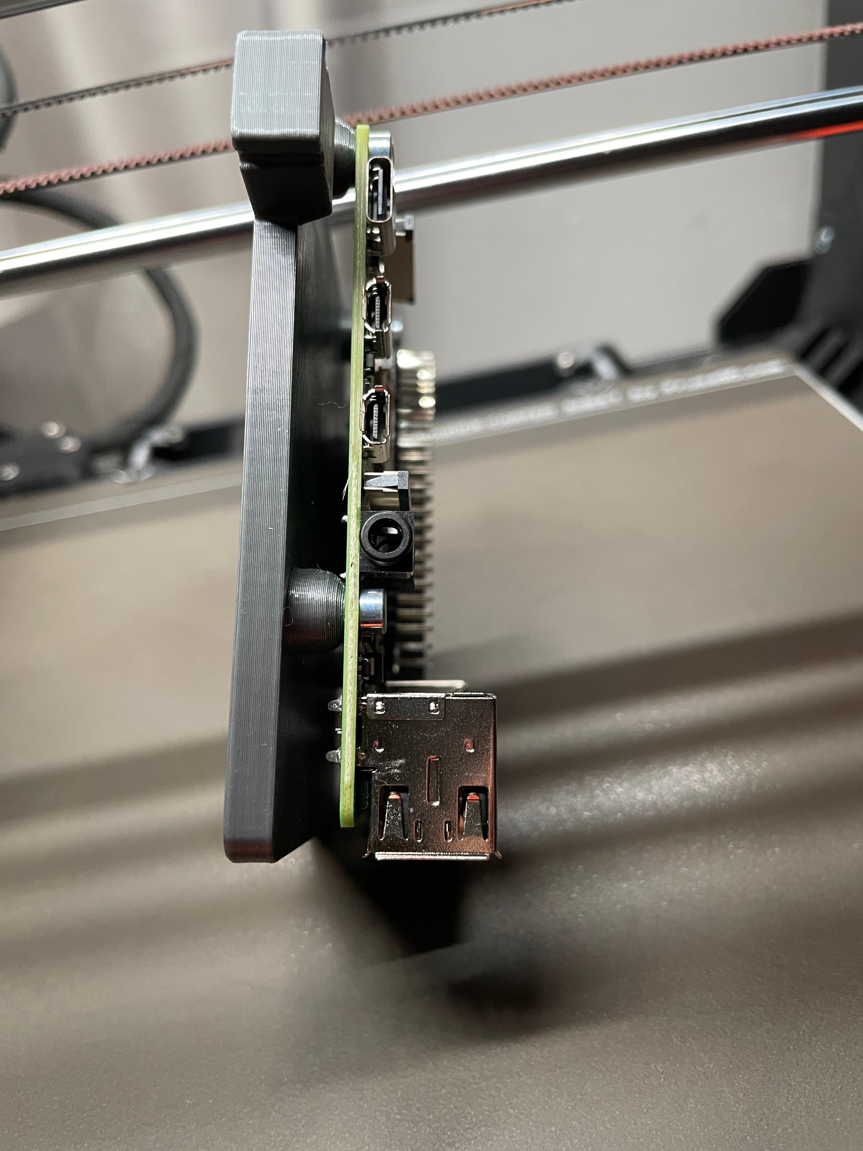 Raspberry Pi 4 / Pi 5 DIN-skinne holder med M3 rivet nuts