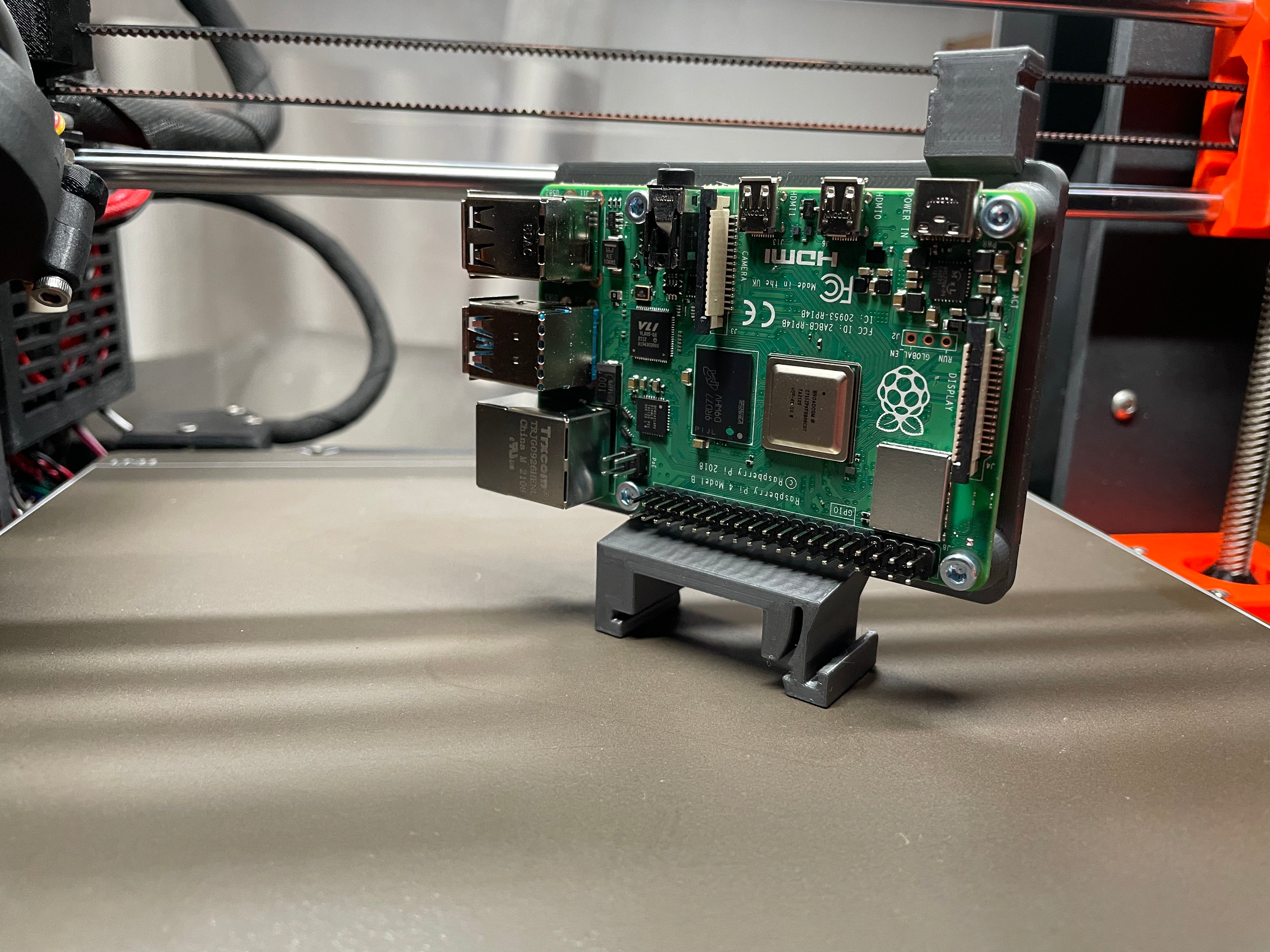 Raspberry Pi 4 / Pi 5 DIN-skinne holder med M3 rivet nuts