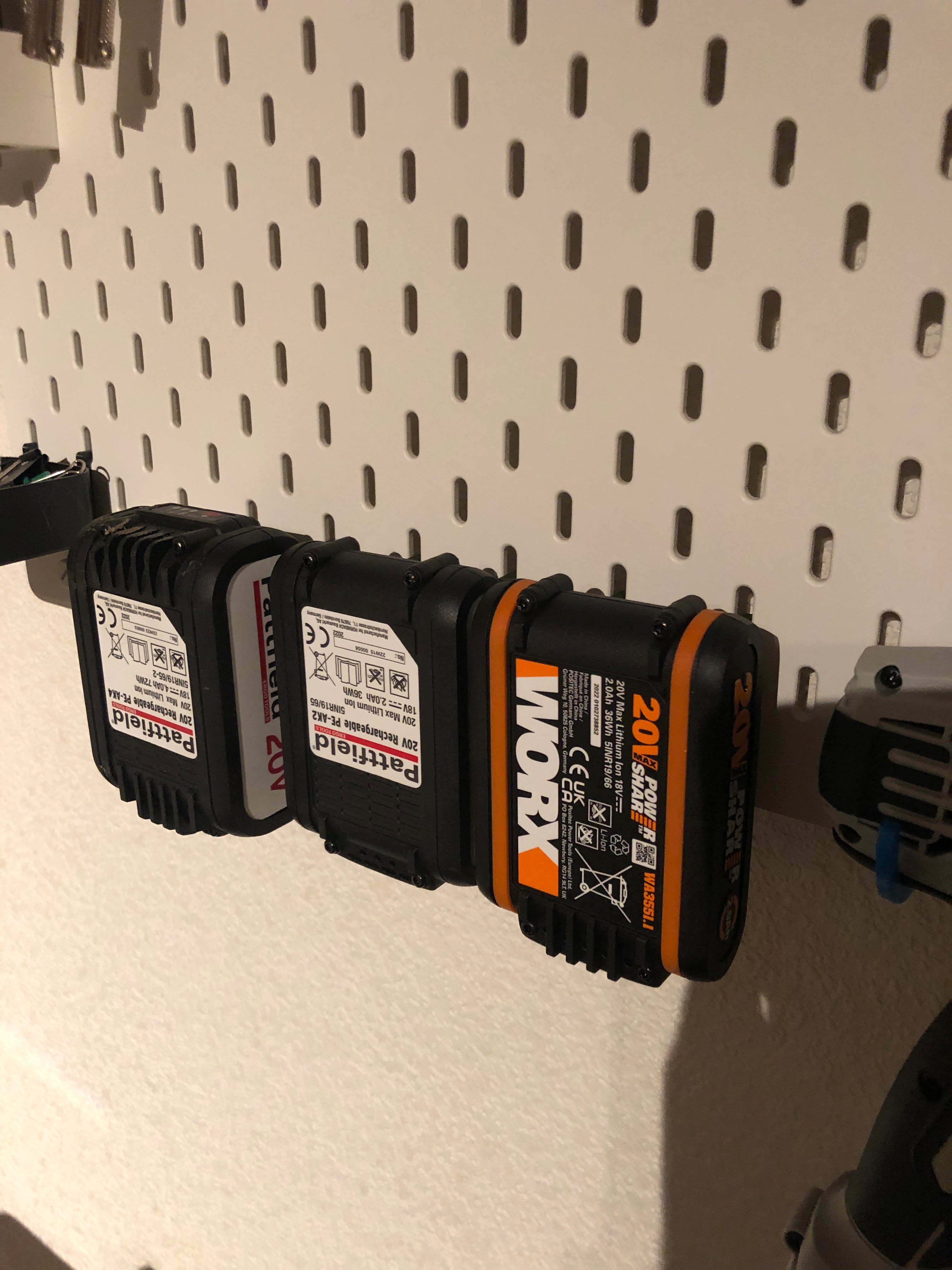 Smart 2-i-1 Holder til Worx/Pattfield 20V Batterier – Til IKEA Skadis System