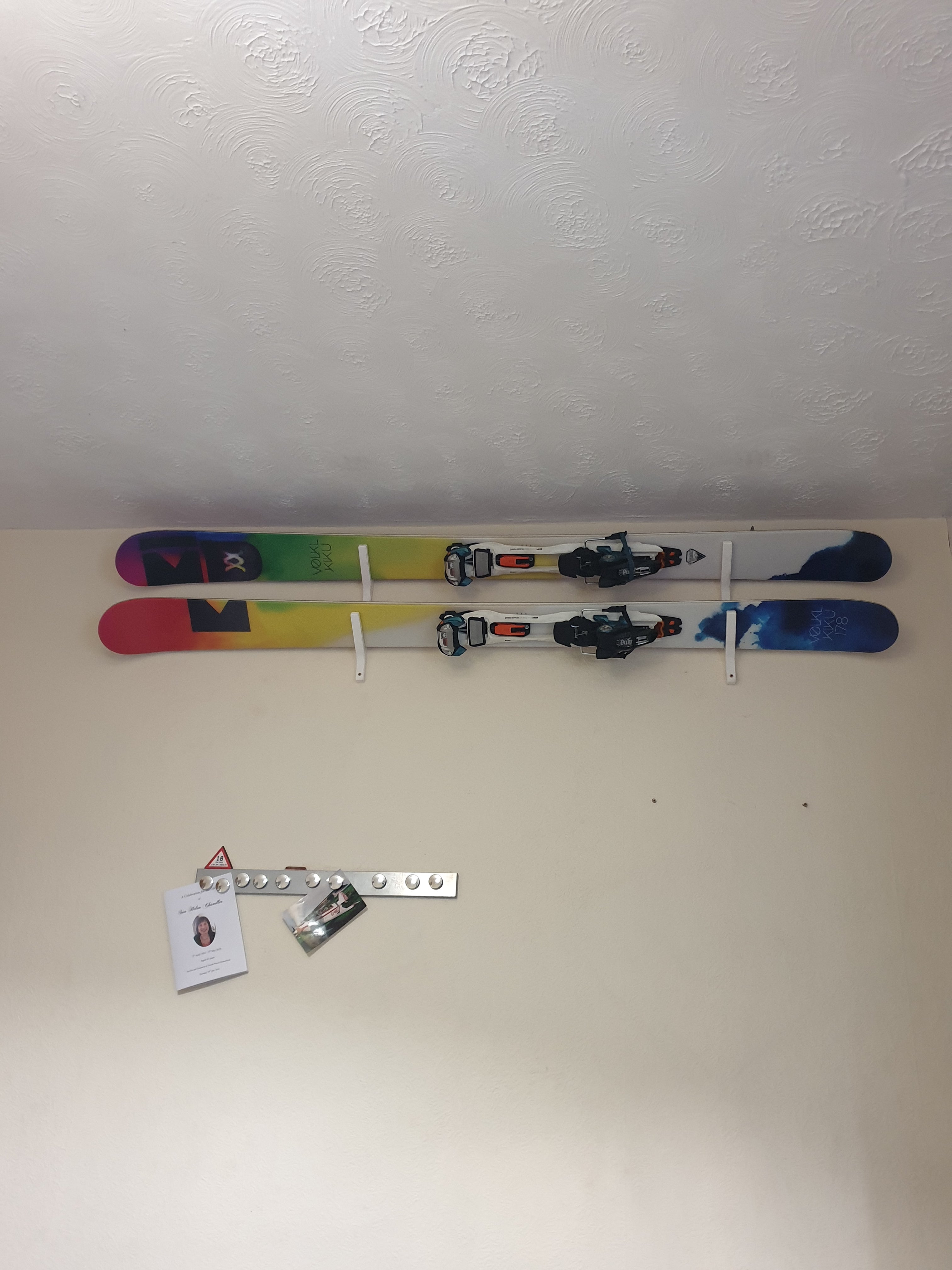 Vinklet Ski Vægmontering for Opbevaring og Visning