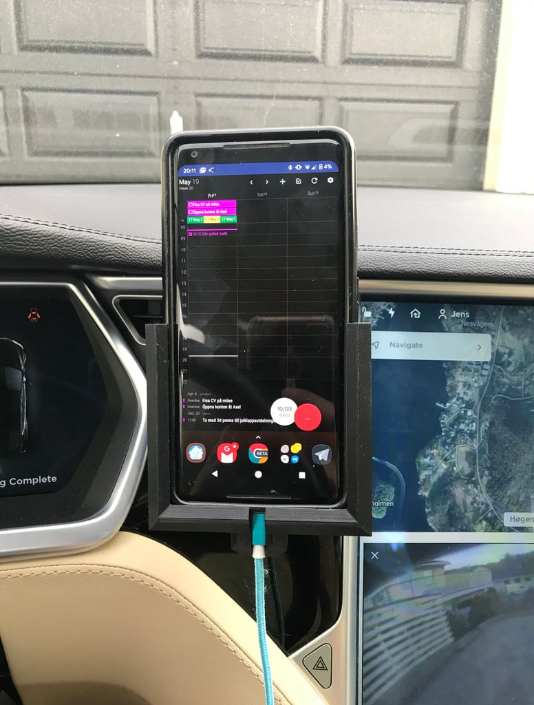 AC-monteret telefonholder til Pixel 2 XL med Rhinoshield Crashguard i en Tesla Model S