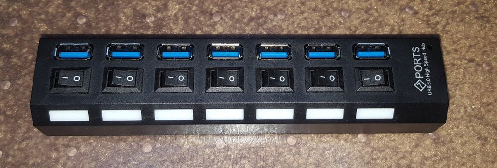 7 Port USB Hub Holder med Wire Guide