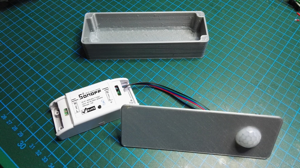 Vægmonteret kabinet til Sonoff Basic med PIR-sensor