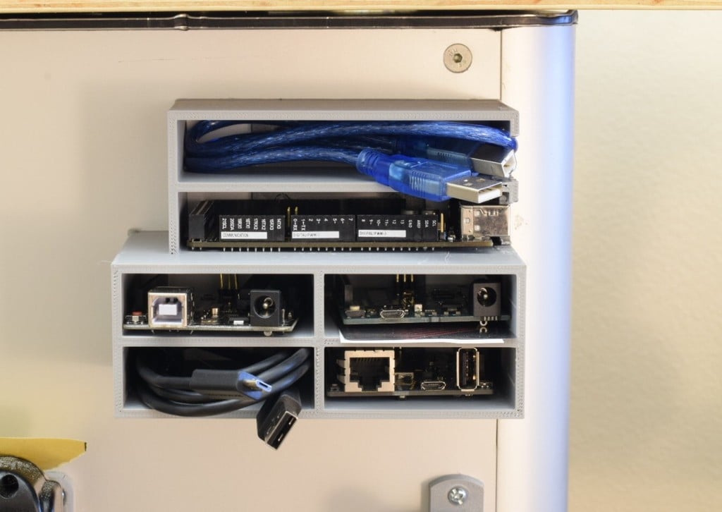 Vægmonterbar Arduino-organizer og kabelføring