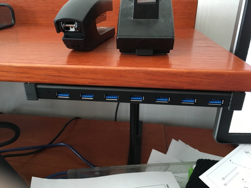 Deltaco USB-hubbeslag til montering under skrivebord